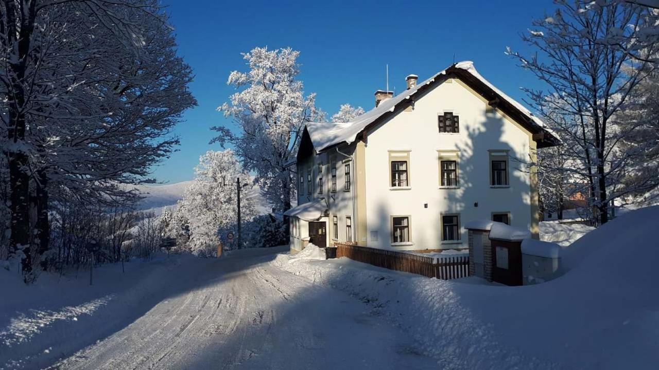 Aparthotel Stara Skola Hedec à Králíky Extérieur photo