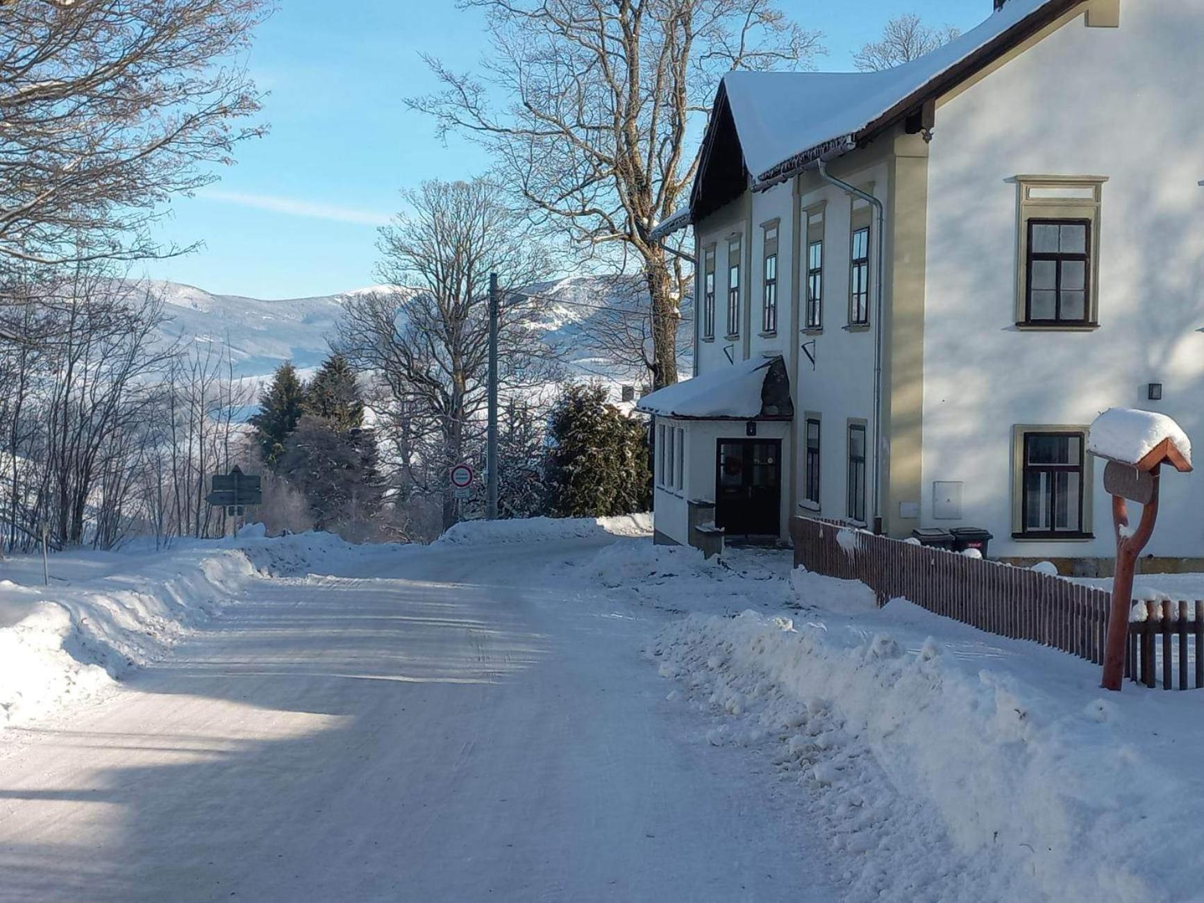 Aparthotel Stara Skola Hedec à Králíky Extérieur photo